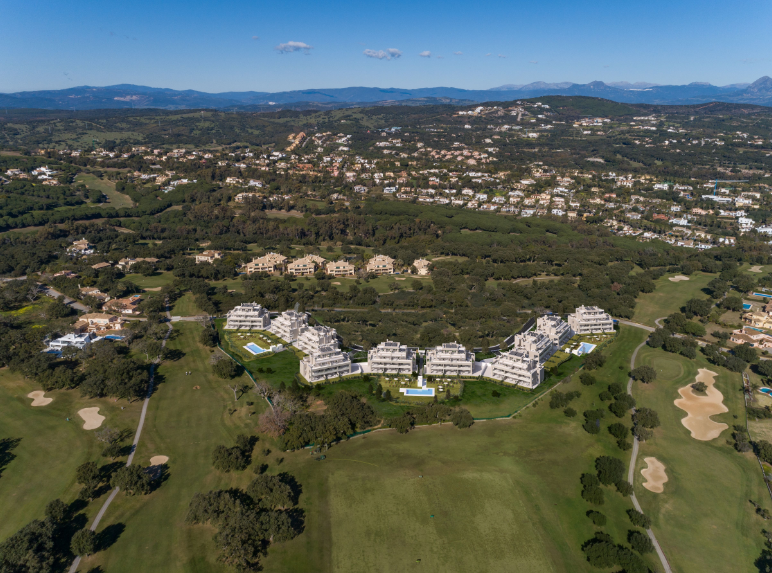 El nuevo residencial está situado en San Roque Club las vistas al golf y al mar.